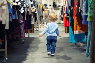 Bakterie, grzyby i pasożyty na nowych ubraniach. Większość z nas ich nie pierze