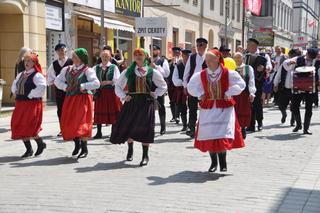 Budzenie Sienkiewki 2023 w Kielcach i parada zespołów ludowych