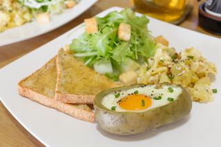 Jajko zapiekane w ziemniaku: przepis na oryginalną przekąskę dla rodziny + WIDEO