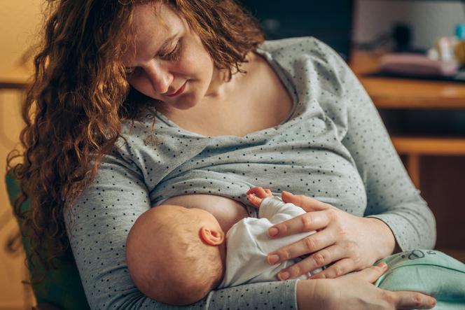 Karmienie piersią się nie udaje i jesteś o krok od kapitulacji? Ta tania metoda rozkręci laktację