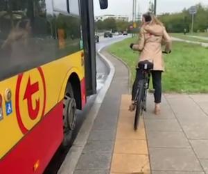  Awantura o przewóz roweru w autobusie w Warszawie. Kierowca nie wpuścił rowerzystki w ulewę. „Jest pani młoda, ma pani siłę, żeby jechać na rowerze”