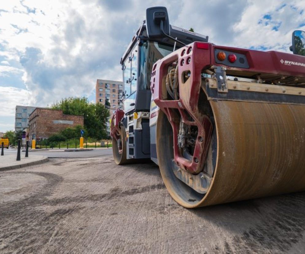 Ważne dla kierowców w Wesołej: Utrudnienia na Jana Pawła II i zmiany w kursowaniu autobusów.
