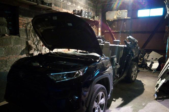 Toyota z Wejherowa w złodziejskiej dziupli na Wilanowie