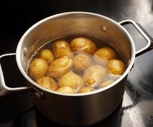 Jak ugotować ziemniaki? Proste zasady, dzięki którym kartofle będą zdrowsze i smaczniejsze