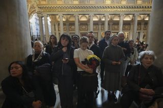 Wierni odwiedzają grób papieża Franciszka