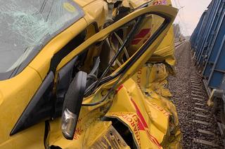 Koszmarny wypadek na przejeździe kolejowym! Kurier DHL wjechał prosto pod pociąg [ZDJĘCIA]