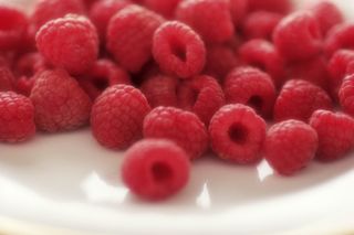 Herbata z liści malin: domowy sposób na zbicie gorączki