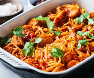 Zapiekane spaghetti za grosze. Dwa składniki wystarczą w zupełności