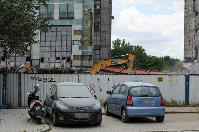 Pył z rozbiórki Szkieletora jest wszędzie. Mieszkańcy mają dość 