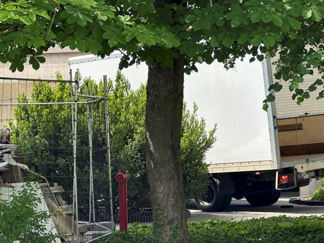 Auto wjechało w budynek sądu w Warszawie. Kierowca z impetem wyłamał szlaban i wjechał na zamknięty teren