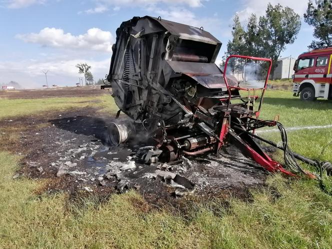 Pożar maszyny rolniczej, rżyska słomy i zboża - Lipowina gm. Braniewo