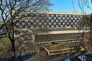 W PRL-u powstał najdłuższy budynek w Małopolsce. Janusz Morgenstern i Jerzy Stuhr kręcili w nim filmy