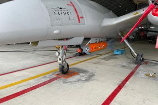 Turecki zestaw naprowadzający Gökçe i dron Bayraktar Akıncı