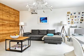 Do malowania podłóg drewnianych stosuje się farby odporne na ścieranie i szorowanie. Warto wybierać takie, które zawierają fabrycznie wymieszany dodatek antypoślizgowy.jpeg