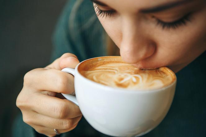 Dodawaj szczyptę do kawy, tak zareaguje twój organizm. Różnicę zobaczysz na wadze