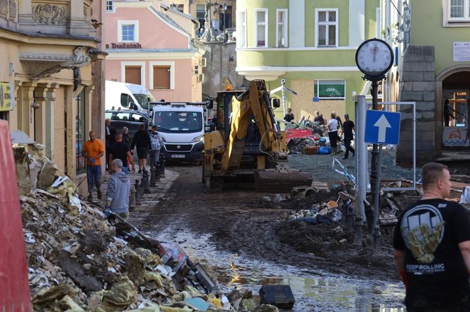 Mieszkańcy Kłodzka i Stronia Śląskiego rozpoczęli wielkie sprzątanie. Chcą zwalczyć skutki powodzi