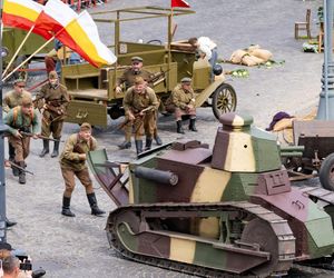 Tłumy na rekonstrukcji historycznej Bitwy Białostockiej. Zobacz, jak uczczono zwycięstwo z 1920 roku [ZDJĘCIA]