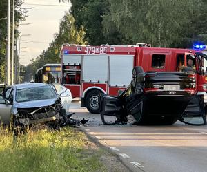 Potworna czołówka pod Legionowem. Roztrzaskane auto dachowało, są ranni