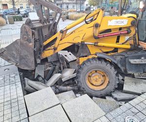 Koparka wjechała na fontannę i się zapadła. Burmistrz: „Chce mi się wyć!”