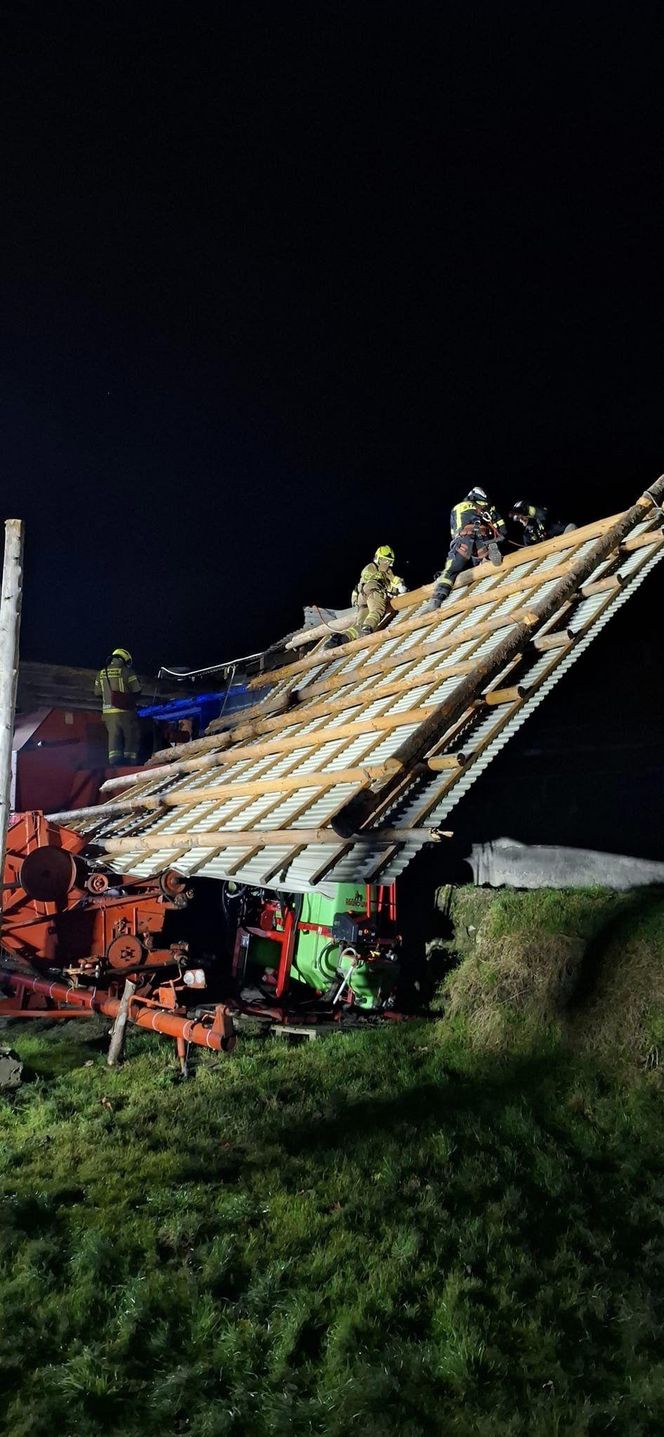 Zerwane dachy i powalone drzewa w Śląskiem. Przez wieczorny wiatr strażacy mieli dużo roboty ZDJĘCIA