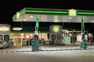 Ukradł bmw i napadł na stację benzynową w Mościskach. Obława za sprawcą