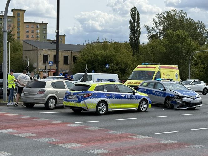   Zderzenie radiowozu z autem na Białołęce. Jeden policjant do szpitala