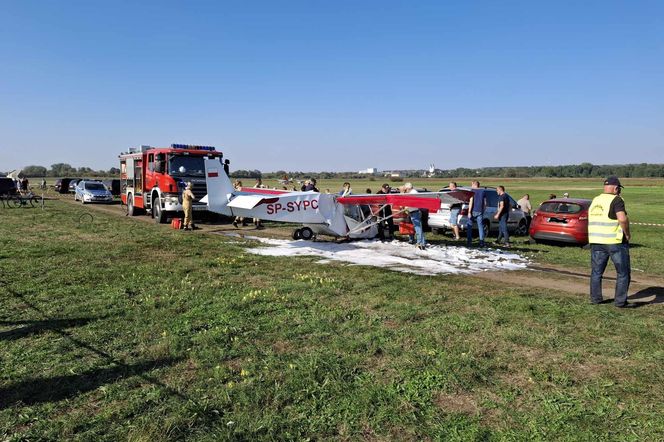 Wypadek podczas Mikrolotowych Mistrzostw Podlaskiego w Łomży - samolot uderzył w samochody