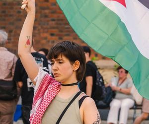 Głośny protest na Rynku we Wrocławiu przeciwko działaniom Izraela.„To nasz moralny obowiązek”