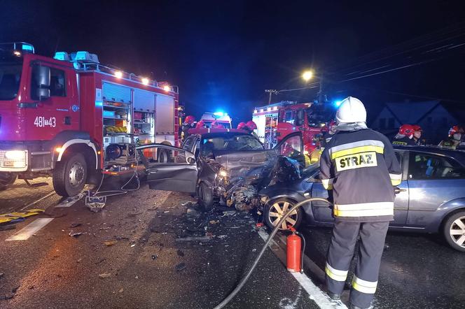 Śmiertelny wypadek w Parszowie. Czołowe zderzenie dwóch osobówek 