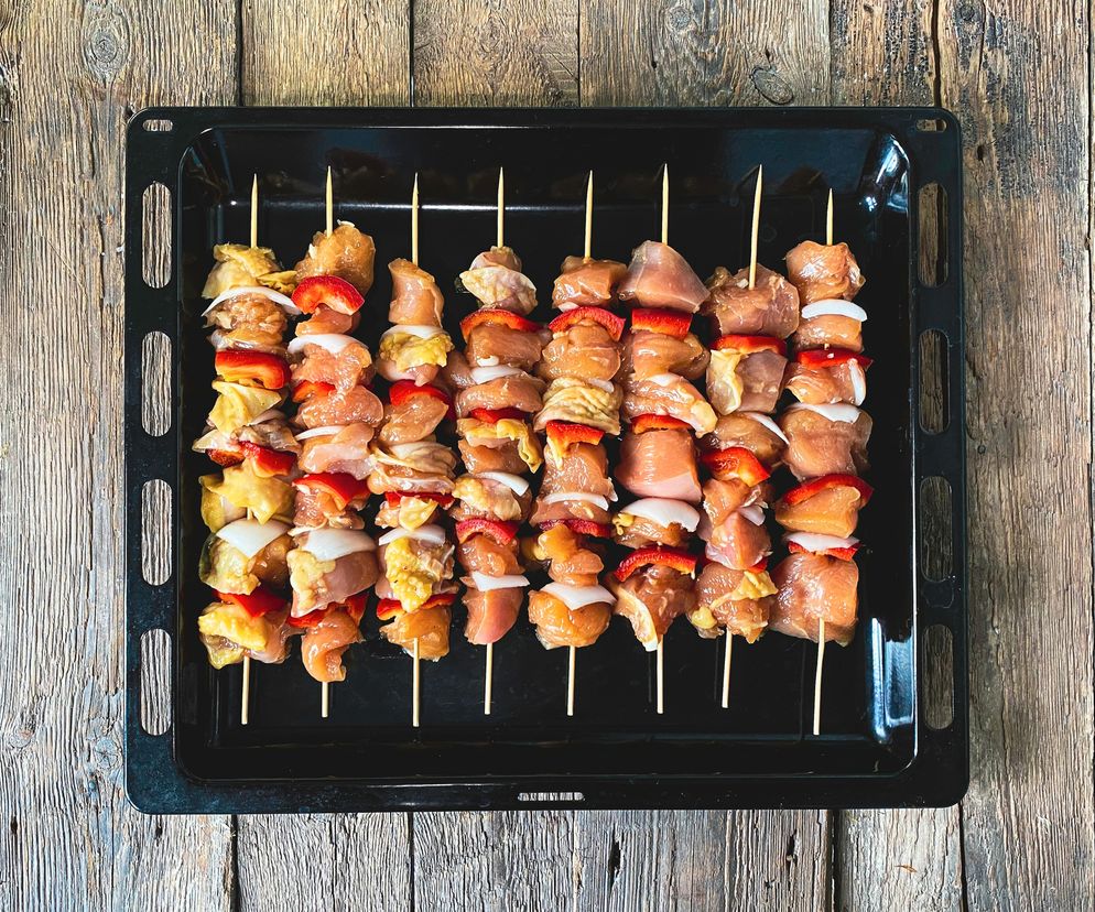 Szaszłyki drobiowe z piekarnika. Co zrobić, by wyszły idealne?