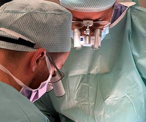 Lekarze z 5 Wojskowego Szpitala Klinicznego w Krakowie przyszyli oderwany kciuk panu Wojciechowi