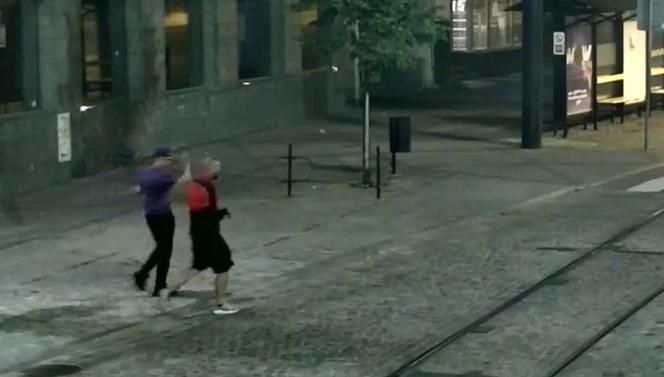 Zabrze. Uderzyli chłopaka butelką w głowę i zabrali mu telefon. Szuka ich policja [ZDJĘCIA]