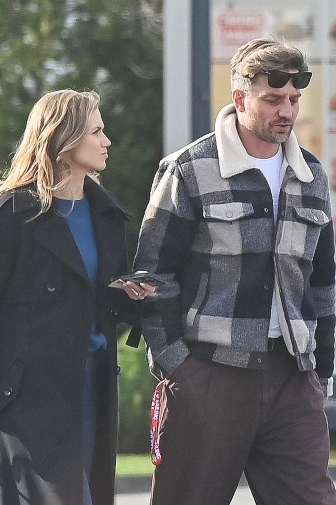 Agnieszka Kaczorowska siedzi i pachnie, a Rogacewicz wynosi śmieci i je kanapke poza autem... Fajna para?