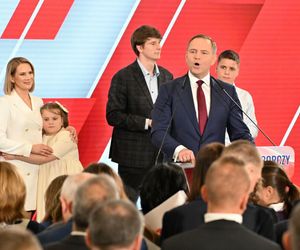 Karol Nawrocki na scenie wraz z żoną Martą i dziećmi [ZDJĘCIA]
