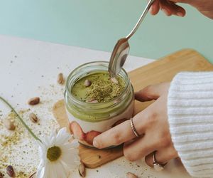 Nie tylko matcha latte. Podpowiadamy, jak jeszcze wykorzystać tę herbatę w kuchni