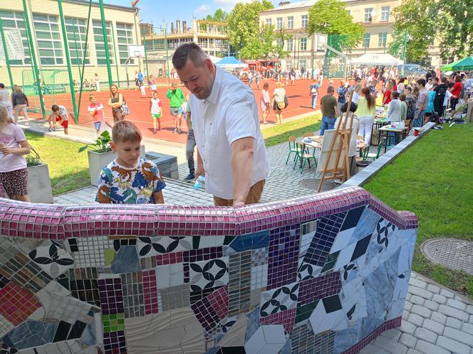 Nowa ławka Gaudiego została uroczyście odsłonięta podczas Pikniku Rodzinnego 2024 w siedleckiej "Jedynce"