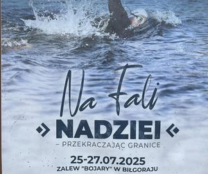 Damian płynie 100 km bez przerwy, aby pomóc Adasiowi!