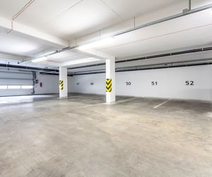 Bramy o zwiększonej odporności na włamanie w obiektach komercyjnych 