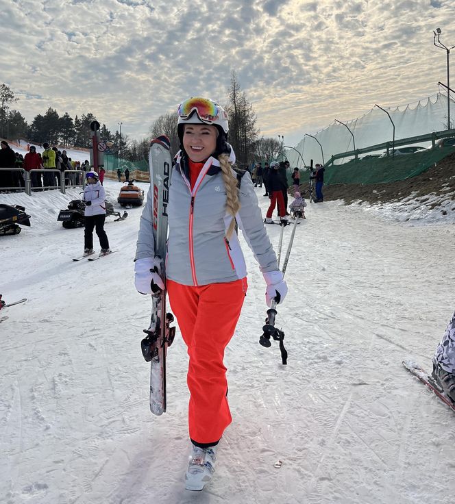 Na nartach podjadała mężowi frytki