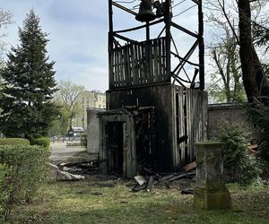 Pożar zabytkowej dzwonnicy w Warszawie