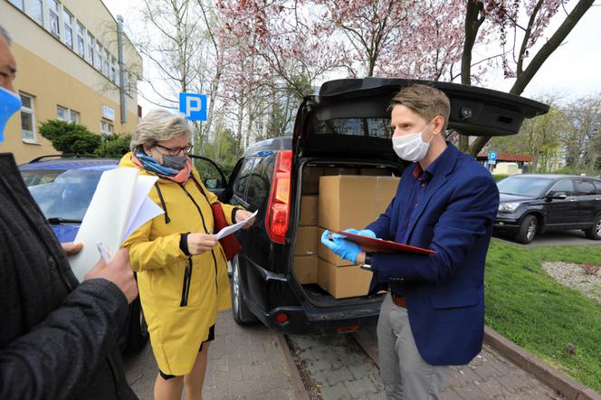 Toruń: 50 tysięcy maseczek dla mieszkańców! Są DARMOWE! 