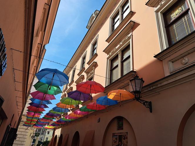 Tarnowskie Umbrella Sky na ul. Piekarskiej