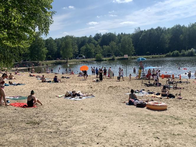 Piękna plaża w Katowicach i zakaz kąpieli w stawie