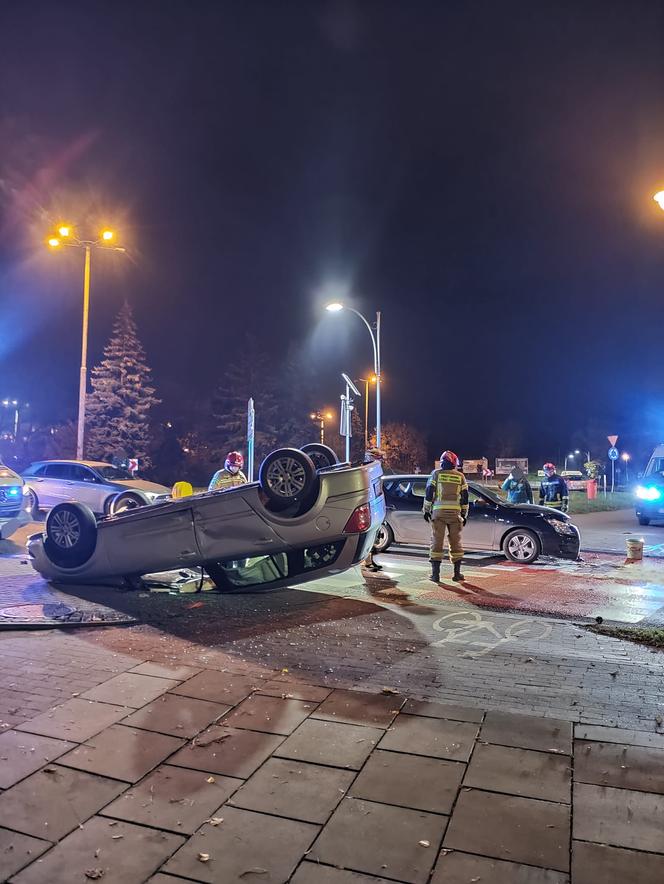 Poważny wypadek na Placu Pokoju Toruńskiego. Auto dachowało