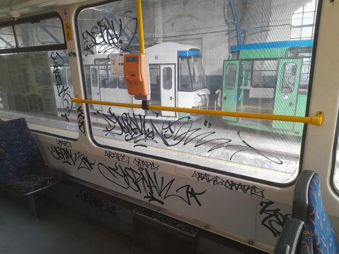 Oszpecili tramwaj bazgrołami. Wandale poniosą potrójną karę