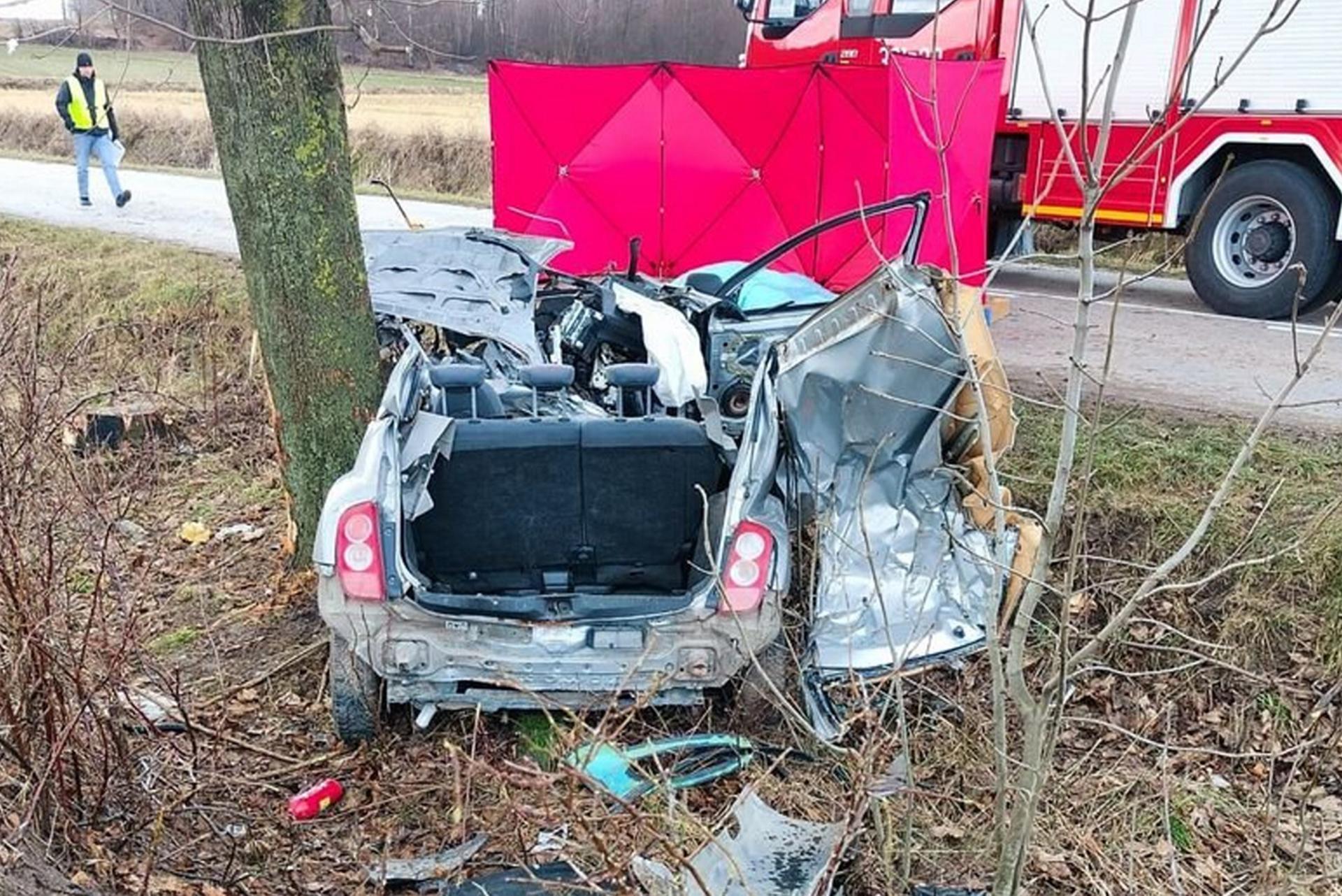 Makabryczny Wypadek Pod Zamościem 19 Latek Wylądował Na Drzewie I