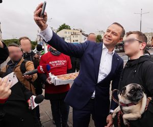 Karol Nawrocki zaskoczył mieszkańców Gdańska. W pobliżu dworca rozdawał nie tylko uśmiechy!