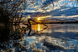 Most im. Józefa Piłsudskiego na tle pięknej natury [ZDJĘCIE DNIA]