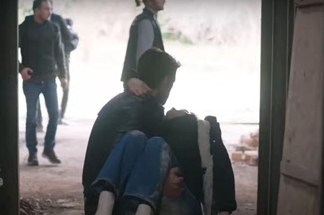 Ali natychmiast wezwie pomoc. Czy jednak uda się mu uratować Duygu? 