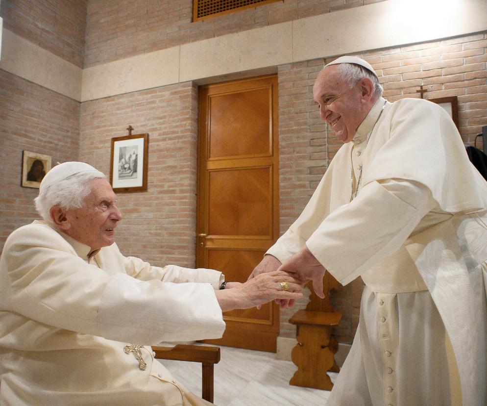 Benedykt XVI i papież Franciszek podczas spotkania w 2020 roku